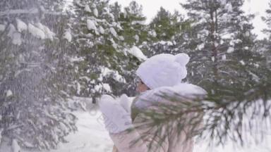 微笑女孩享受冬天降雪雪天气森林慢运动
